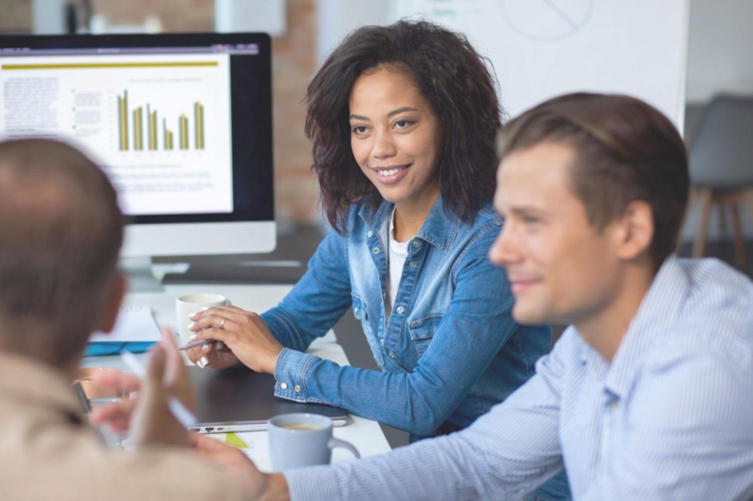 Équipe d'experts en analyse financière travaillant sur des données complexes